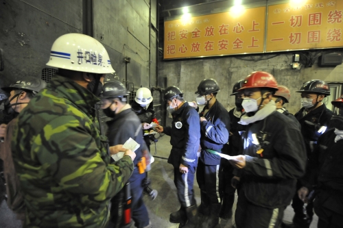 兴安矿保卫科检身人员为春节假期出勤人员进行测温检身。。。。。。。。 (2)