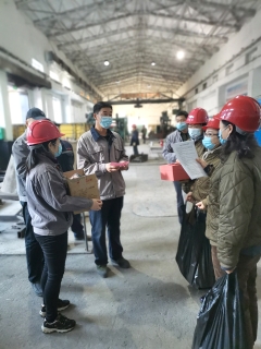 选煤公司工会女工委开展安全知识有奖问答活动。。。。。  张宇 摄