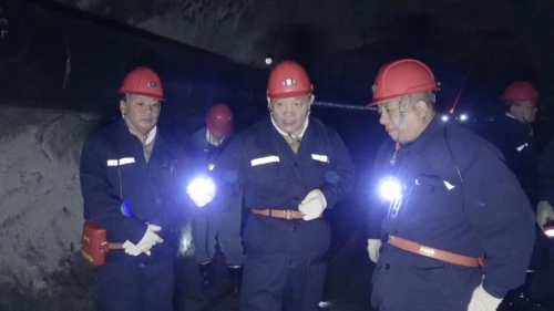 11月5日，，，，，，，，集团公司党委书记、董事长王佳喜在双鸭山矿业公司东荣二矿