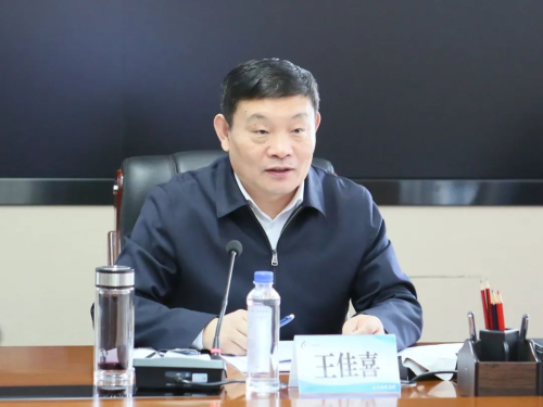 11月17日下午，，，，，，集团公司党委书记王佳喜主持召开集团公司党委理论学习中心组集中学习（扩大）会议